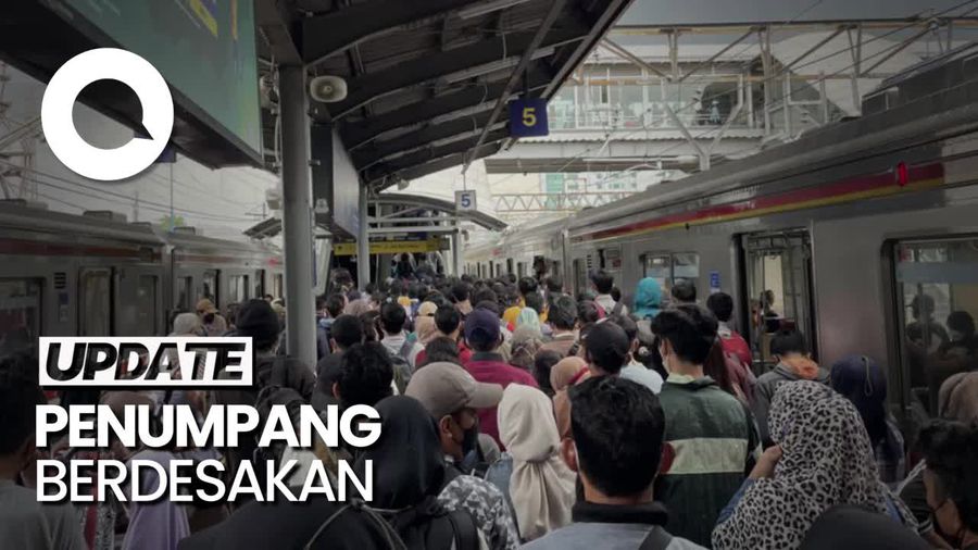 Padatnya Stasiun Tanah Abang di Senin Pertama Tahun 2023
