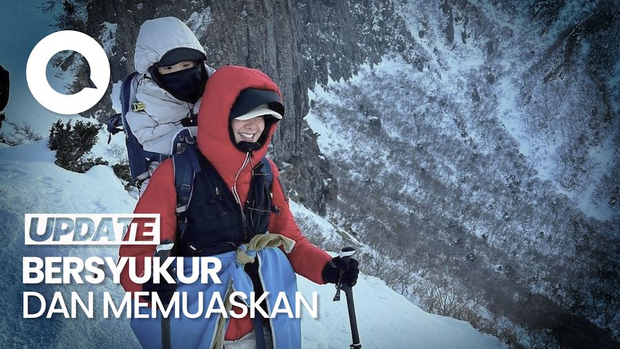 Aksi Lee Si Young Daki Gunung Tertinggi Korea Selatan Sambil Gendong Anak