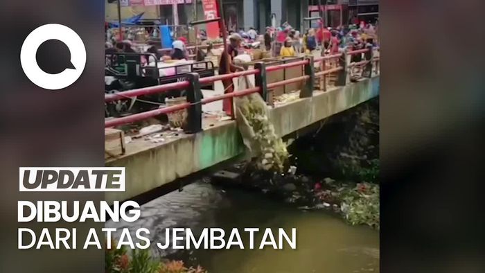 Viral Warga Santai Buang Sampah Sekarung di Sungai Pasar Cibinong