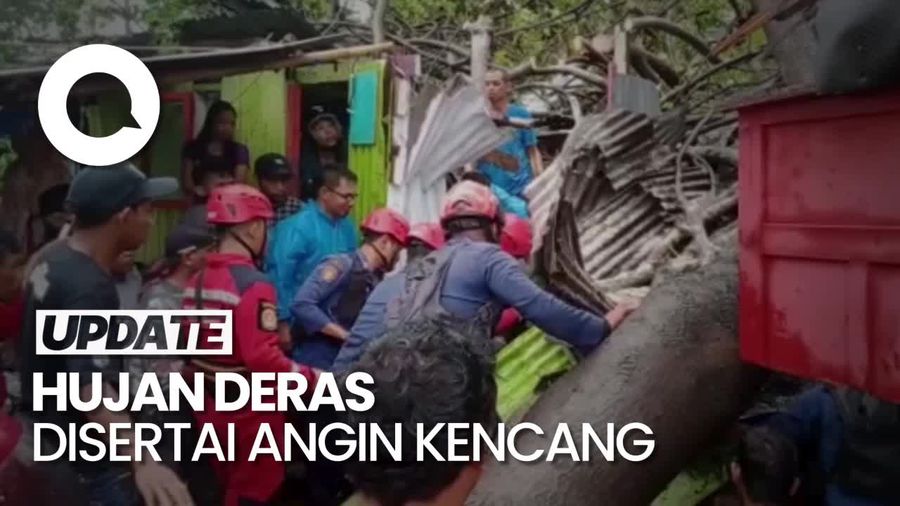 Proses Evakuasi Lansia yang Tertimpa Pohon Tumbang di Makasssar