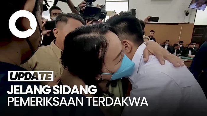Momen Haru Richard Eliezer Peluk Orang Tua di Ruang Sidang