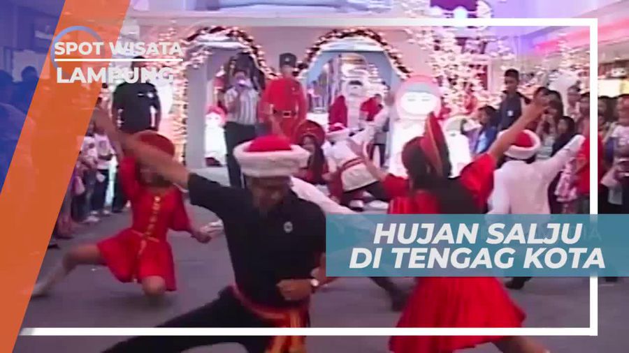 Hujan Salju di Pusat Perbelanjaan Jakarta                   