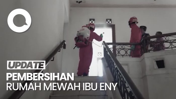 Rumah Mewah Ibu Eny Kini Disemprot Cairan Desinfektan