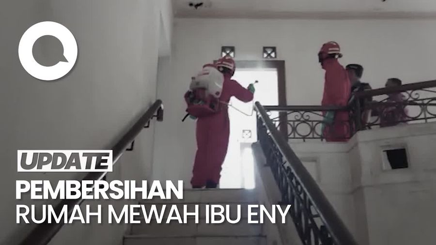 Rumah Mewah Ibu Eny Kini Disemprot Cairan Desinfektan