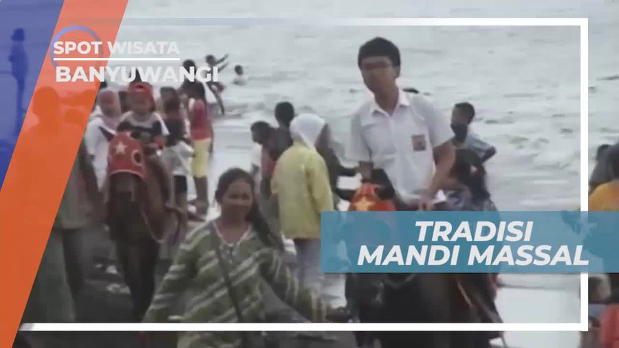 Tradisi Mandi Massal di Sepanjang Pantai Banyuwangi               