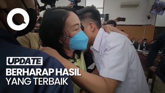 Perdana Kemunculan Orang Tua di Sidang, Peluk-Kuatkan Richard Eliezer  