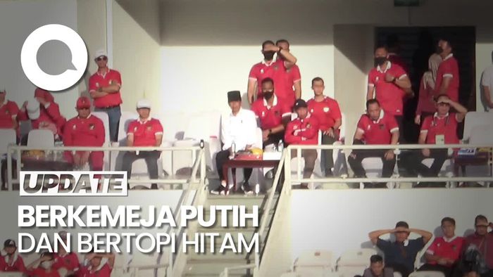Gaya Jokowi Panas-panasan Nonton Indonesia Vs Vietnam di GBK