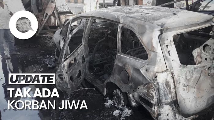 Penampakan Mobil Terbakar di GT Bintara Jaya Tol Becakayu