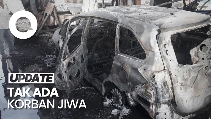 Penampakan Mobil Terbakar di GT Bintara Jaya Tol Becakayu