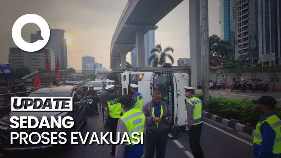 Truk Terguling di Jalan Gatsu, Lalin Pancoran Arah Semanggi Macet Parah