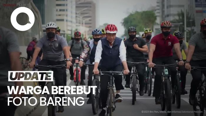 Jokowi Sepedaan di Bundaran HI, Langsung Diserbu Warga 