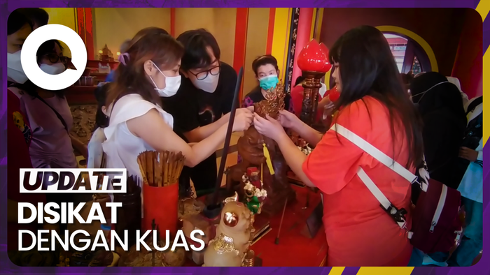 Jelang Imlek, Kimsin di Klenteng Liong Hok Bio Magelang Dibersihkan