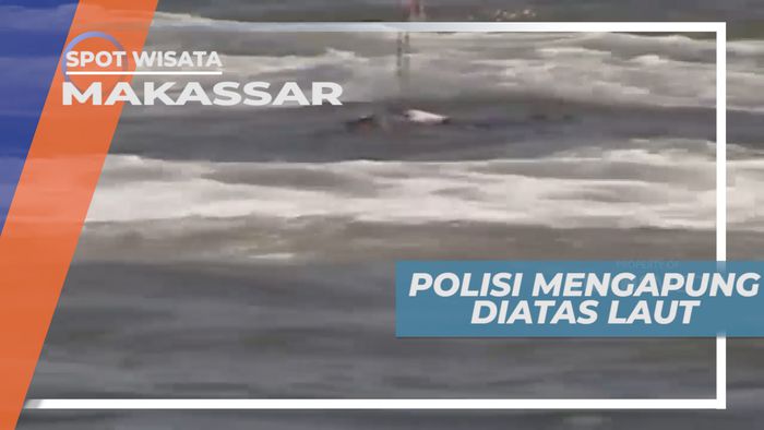 Atraksi Polisi di Atas Air Laut, Makassar