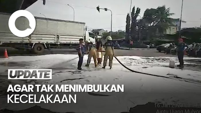 Jalanan di Jakut Dicuci Damkar Gegara Tumpahan Oli