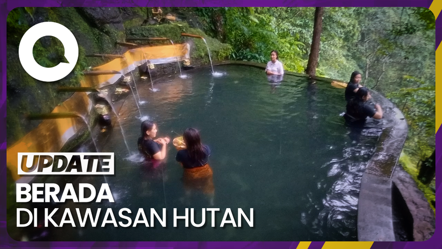 Suasana Tujuh Pancuran Pembersih Diri di Taman Beji Samuan Bali