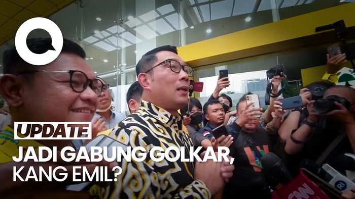 Gaya Ridwan Kamil Pakai Batik Kuning Saat Tiba di DPP Golkar