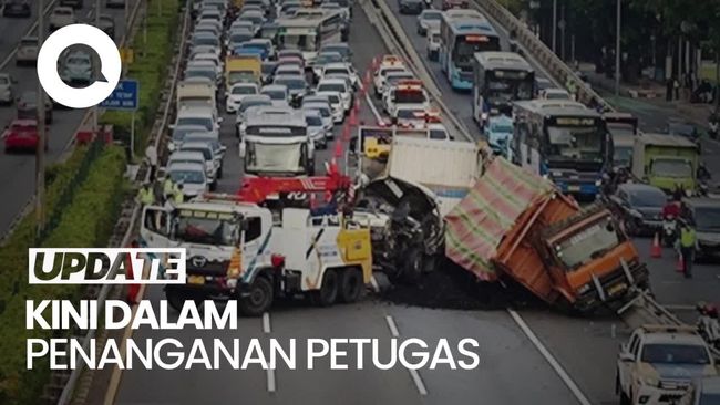 Dua Truk Kecelakaan Beruntun Di Tol Dalam Kota Lalin Tersendat