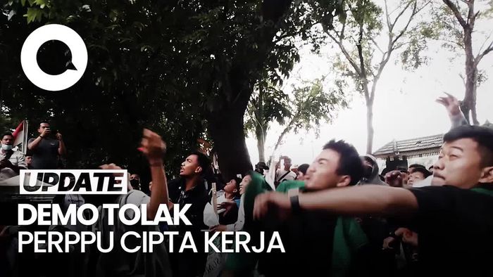 Detik-detik Gedung DPRD Sumut Dilempari Telur-Tomat oleh Massa Demo