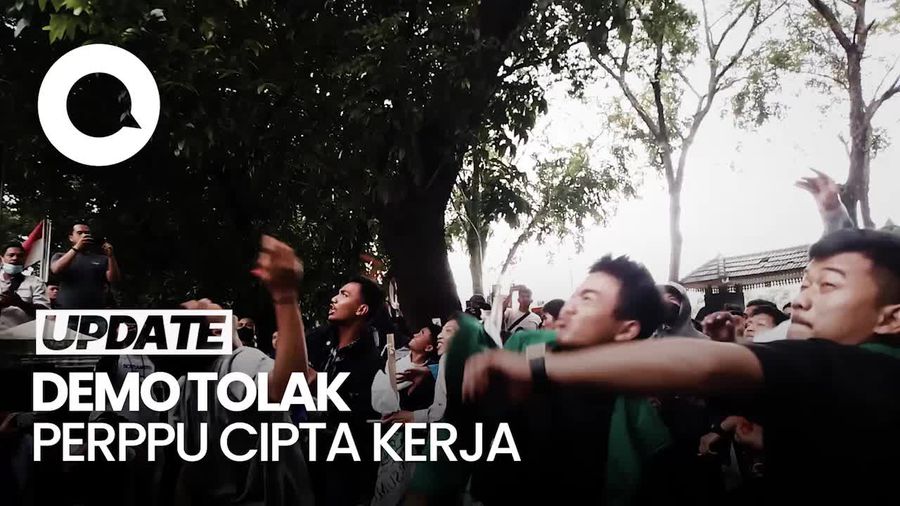 Detik-detik Gedung DPRD Sumut Dilempari Telur-Tomat oleh Massa Demo