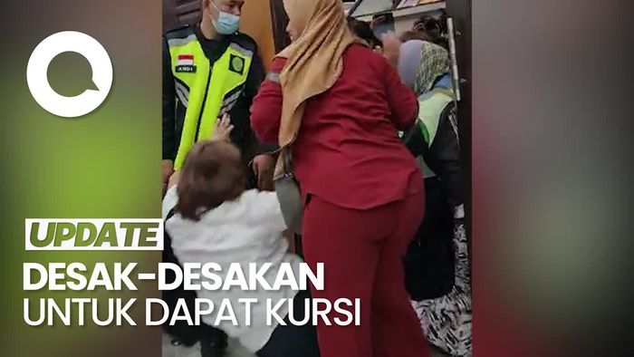 Momen Emak-emak Ngebet Nonton Sidang Eliezer Sampai Jatuh!