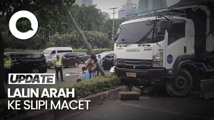 Penampakan Truk Muatan Tanah Tabrak Separator Busway di Gatsu
