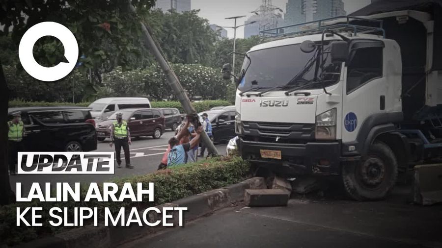 Penampakan Truk Muatan Tanah Tabrak Separator Busway di Gatsu