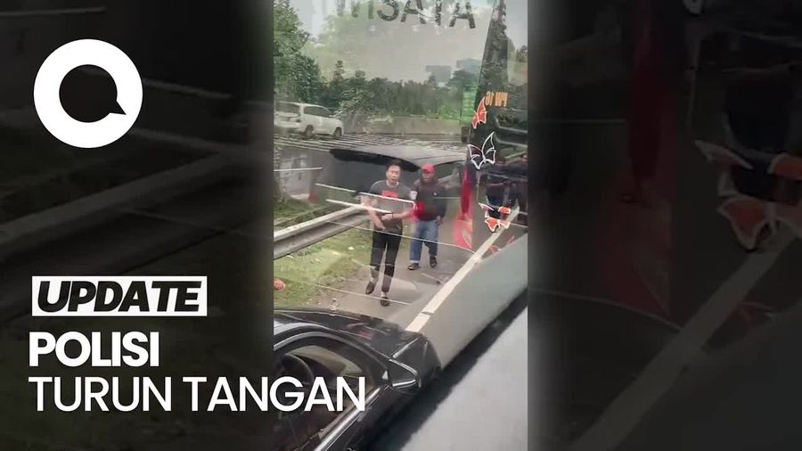 Aksi Koboi Pengendara Mobil Pelat RFS Kokang Pistol di Jalanan