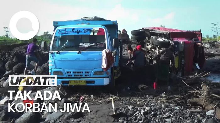 Truk Hingga Alat Berat Diterjang Banjir Lahar Gunung Semeru