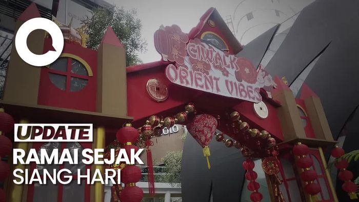 Mal Cihampelas Walk Bandung Diserbu Pengunjung saat Imlek