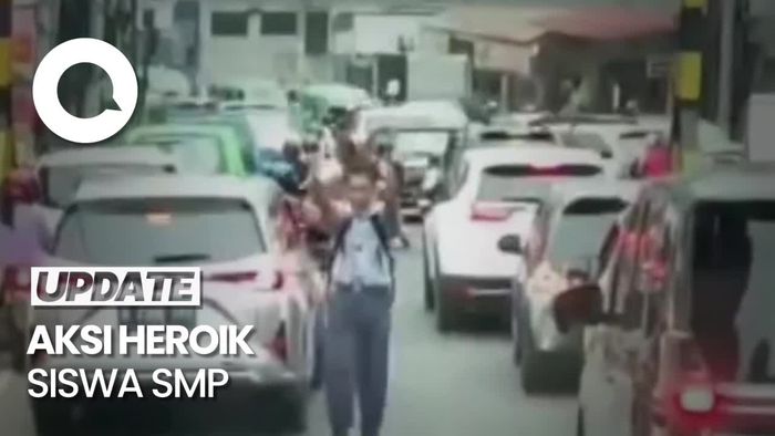 Salut! Siswa SMP Buka Jalur Mobil Damkar yang Terjebak Macet di Bogor