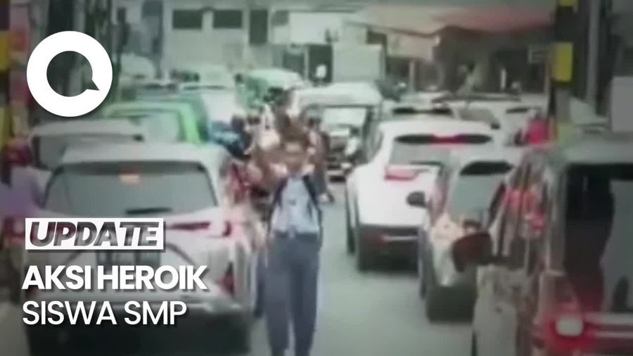Salut! Siswa SMP Buka Jalur Mobil Damkar yang Terjebak Macet di Bogor