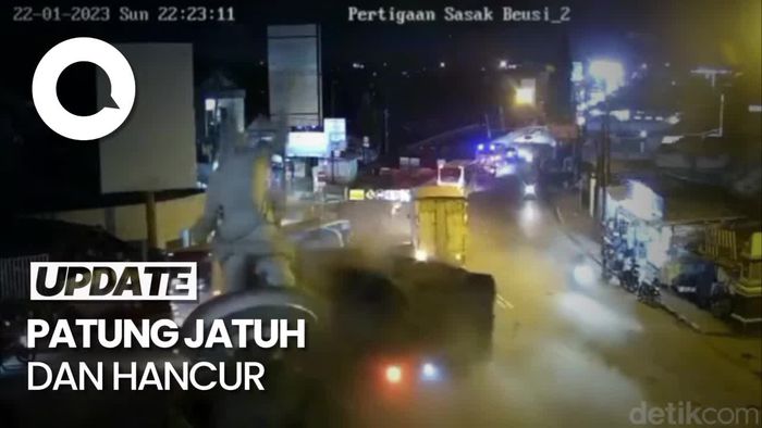 Detik-detik Truk Oleng Hantam Patung Bima Ikon Purwakarta