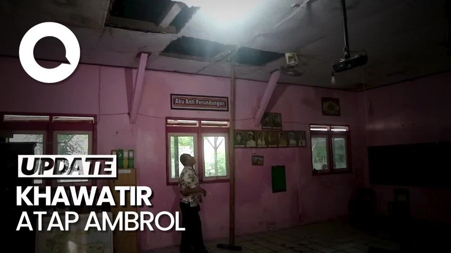 Tolong! Atap Ruang Kelas SD di Pati Jebol, Siswa Belajar di Lahan Parkir