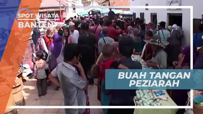 Buah Tangan Untuk Peziarah Masjid Agung Banten 