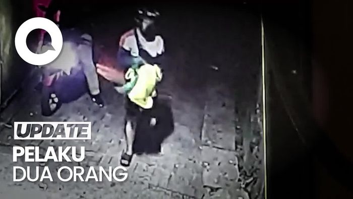 CCTV OTK Lempar Sekarung Kobra ke Rumah Mantan Gubernur Banten