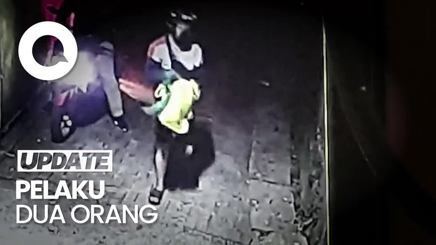 CCTV OTK Lempar Sekarung Kobra ke Rumah Mantan Gubernur Banten