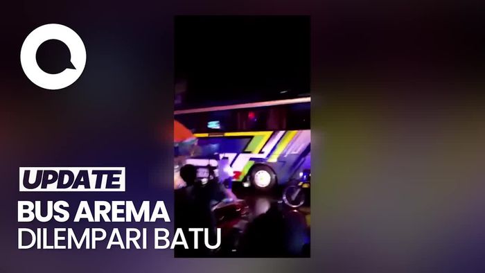 Momen Bus Arema FC Dilempari Batu di Sleman 
