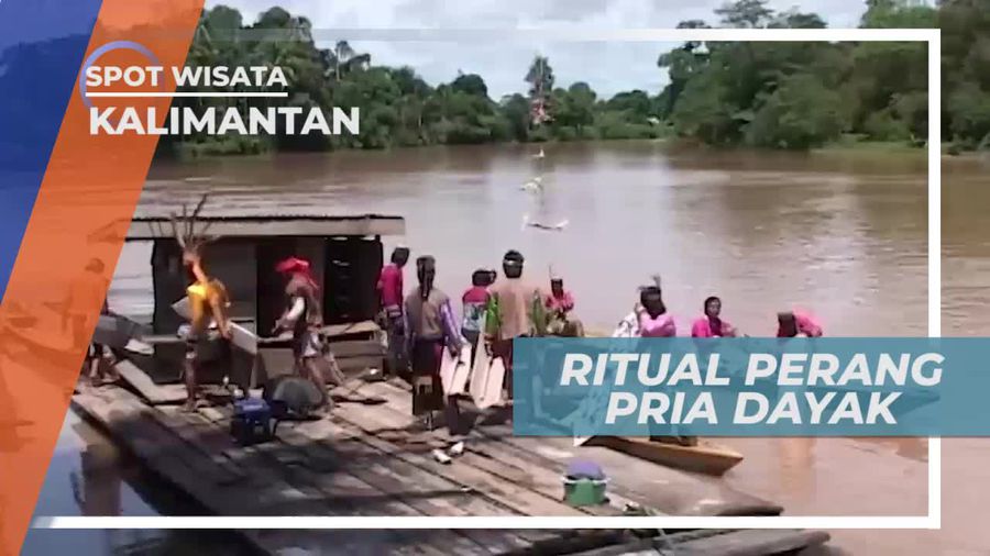 Tradisi Perang Pria Dayak di Atas Perahu, Kalimantan