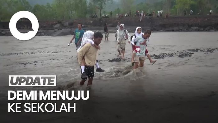 Jembatan Putus, Orang Tua Gendong Siswa Seberangi Aliran Lahar Semeru