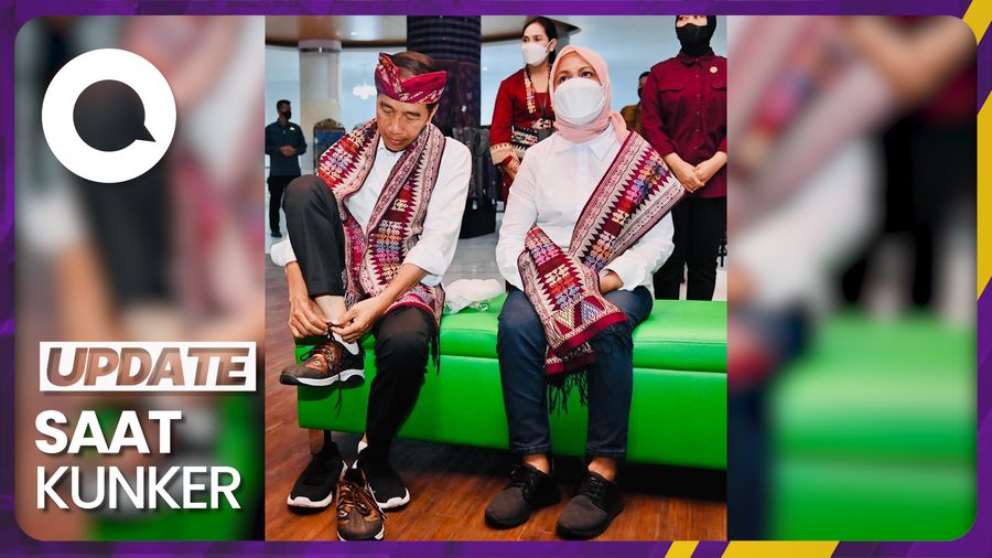 Potret Jokowi Beli Sepatu Kets Corak Tenun di Bali