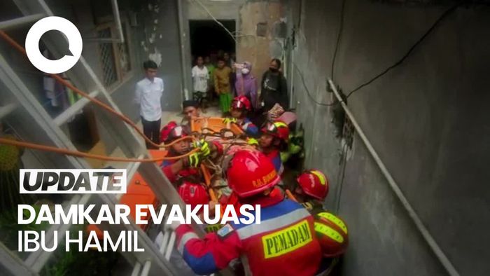 Momen Evakuasi Ibu Hamil Berbobot 90 Kg dari Lantai 2 di Matraman