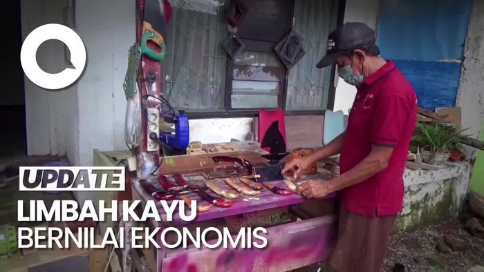 Warga Gowa Sulap Limbah Kayu Jadi Kerajinan Badik