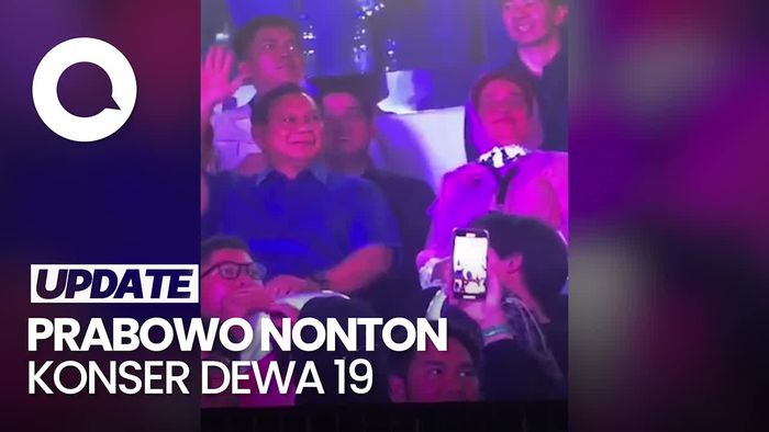 Momen Penonton Berebut Selfie dengan Prabowo di Konser Dewa 19