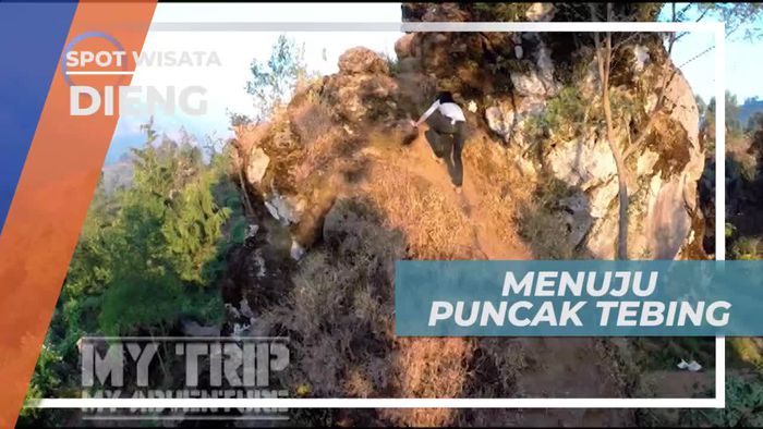 Melewati Jalan Curam Menuju Puncak Tebing, Dieng 