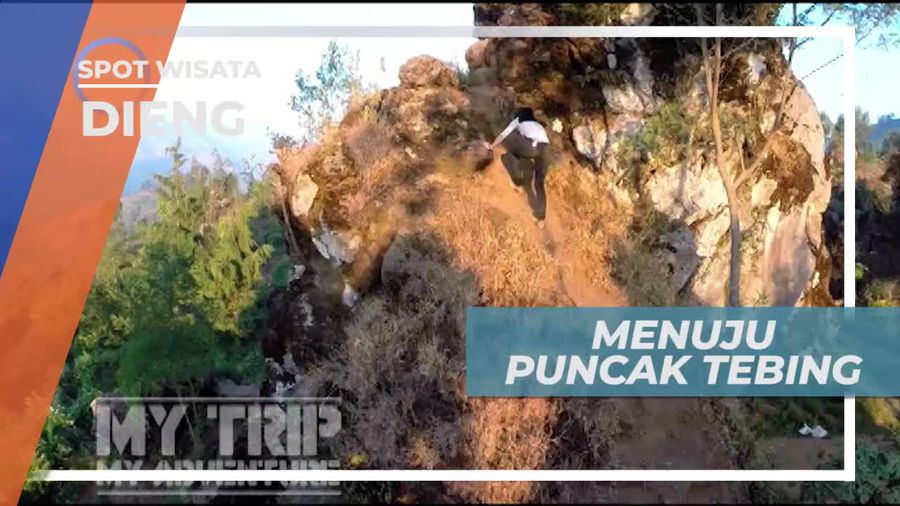 Melewati Jalan Curam Menuju Puncak Tebing, Dieng 