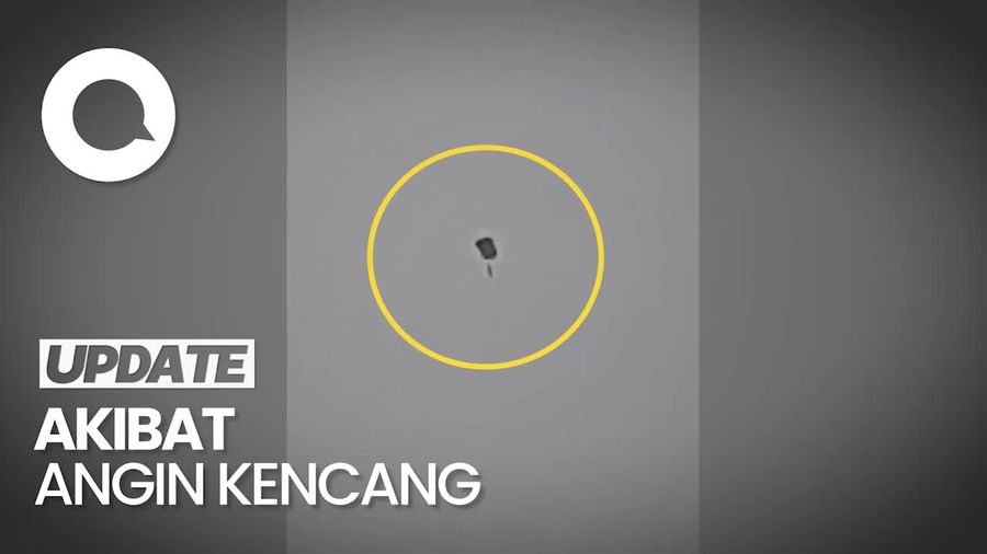 Detik-detik Penerjun Payung Nyasar Tersangkut Pohon di Jaksel