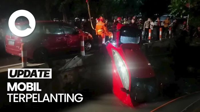 Kecelakaan 2 Mobil di Surabaya, Civic Nyemplung ke Selokan