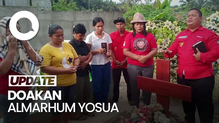 Keluarga Gelar Doa di Makam Yosua saat Sidang Vonis Ferdy Sambo