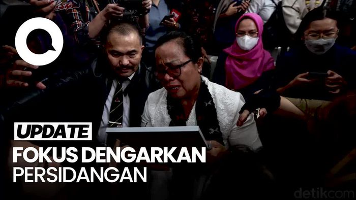 Pelukan Erat Ibunda ke Foto Yosua Sepanjang Pembacaan Vonis Putri