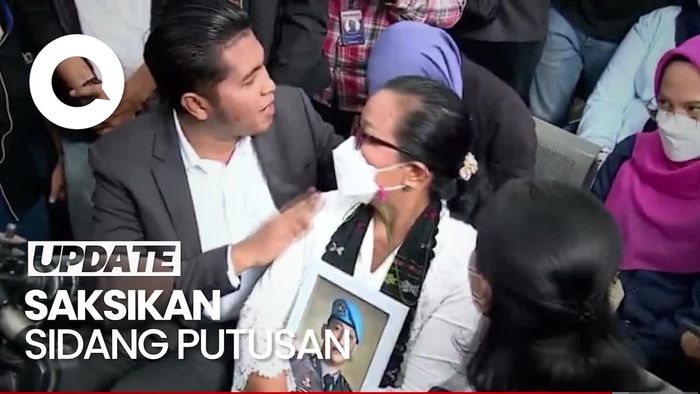 Rosti Simanjuntak Gendong Foto Yosua Jelang Sidang Vonis Sambo-Putri